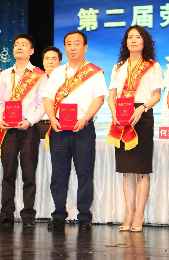 重庆交运集团授予董事长舒渝第二届先进工作者荣誉称号